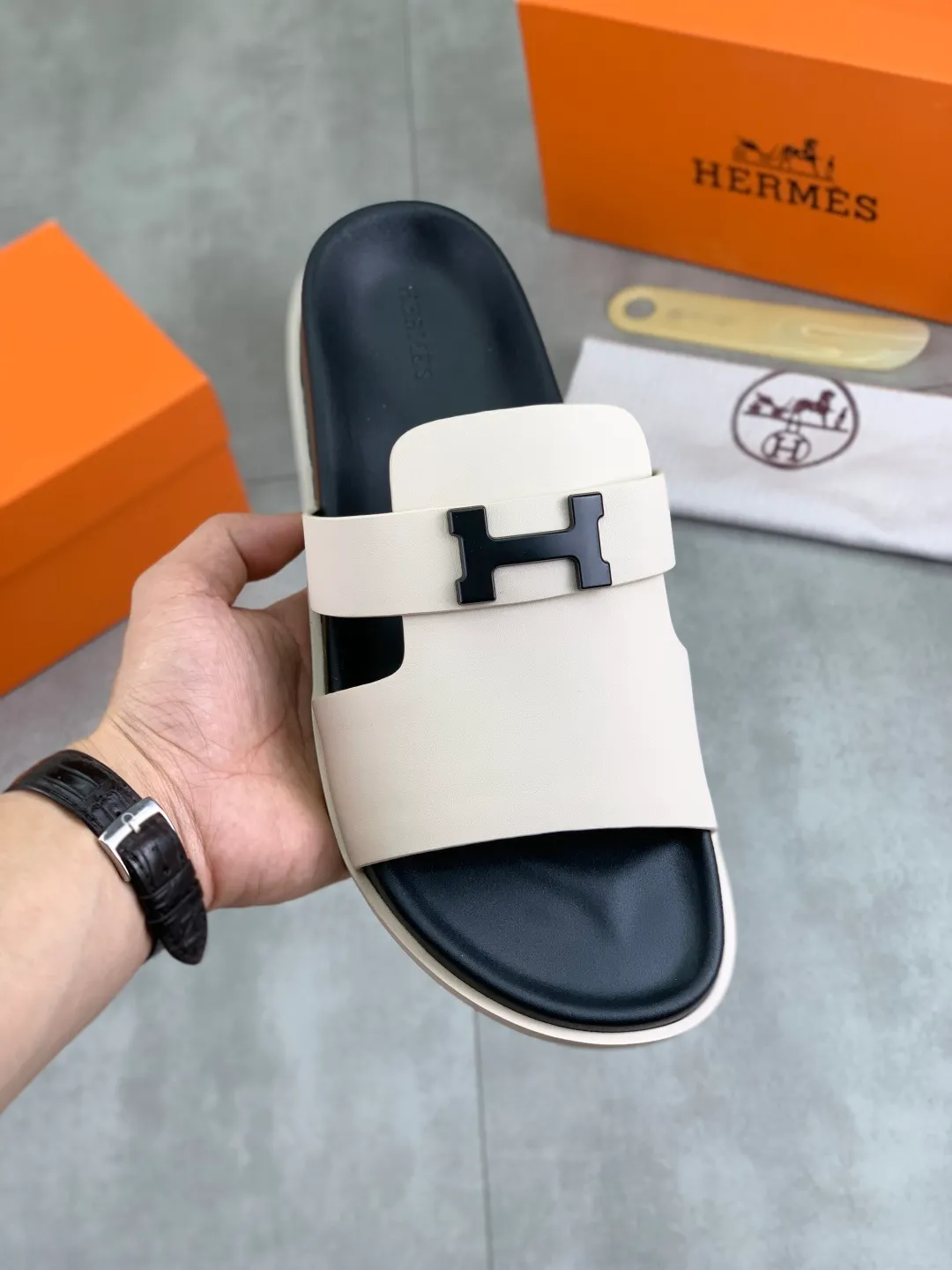 Men's shoes 💰P440 New [HERMES] high-end quality new Hermès slippers, made of imported silk calfskin, wear-resistant and non-slip rubber outsole. Fashionable and elegant code number: 39-44 (38 45 46 customized)